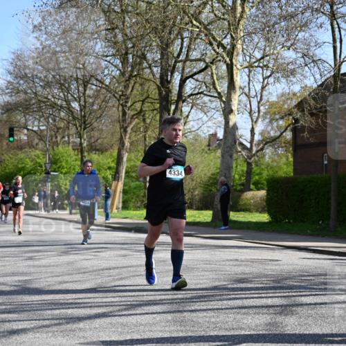 12.04.2026 - 45. Internationalen Wilhelmsburger Insellauf J. Mangold http://msf.ph/oto/9468561 12.04.2026 11:10:22 Ziel 2336, 2528, 3239, 2859, 2811, 2346, 3884, 3847, 3832, 2199, 3715, 2199, 3715, 2585, 4334, 3507, 3913, 2208, 2539, 2513, 2590, 2576 meine-sportfotos.de