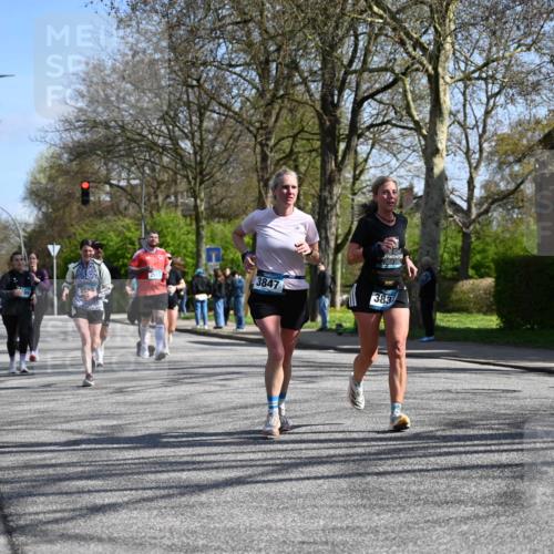 12.04.2026 - 45. Internationalen Wilhelmsburger Insellauf J. Mangold http://msf.ph/oto/9468577 12.04.2026 11:10:28 Ziel 3239, 2859, 2811, 2346, 3884, 3847, 3832, 2199, 3715, 2585, 4334, 3507, 3913, 2208, 2539, 2513, 2590, 2576, 2320, 5616, 2548 meine-sportfotos.de