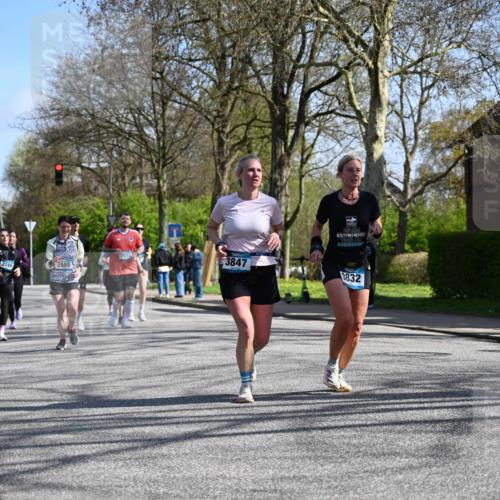 12.04.2026 - 45. Internationalen Wilhelmsburger Insellauf J. Mangold http://msf.ph/oto/9468579 12.04.2026 11:10:28 Ziel 3239, 2859, 2811, 2346, 3884, 3847, 3832, 2199, 3715, 2585, 4334, 3507, 3913, 2208, 2539, 2513, 2590, 2576, 2320, 5616, 2548 meine-sportfotos.de