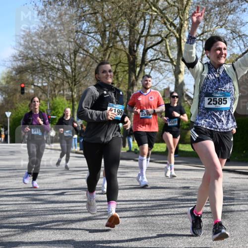 12.04.2026 - 45. Internationalen Wilhelmsburger Insellauf J. Mangold http://msf.ph/oto/9468620 12.04.2026 11:10:32 Ziel 2859, 2811, 2346, 3884, 3847, 3832, 2199, 3715, 2585, 4334, 3507, 3913, 2208, 2539, 2513, 2590, 2576, 2320, 5616, 2548 meine-sportfotos.de