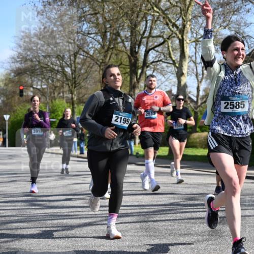 12.04.2026 - 45. Internationalen Wilhelmsburger Insellauf J. Mangold http://msf.ph/oto/9468621 12.04.2026 11:10:32 Ziel 2859, 2811, 2346, 3884, 3847, 3832, 2199, 3715, 2585, 4334, 3507, 3913, 2208, 2539, 2513, 2590, 2576, 2320, 5616, 2548 meine-sportfotos.de