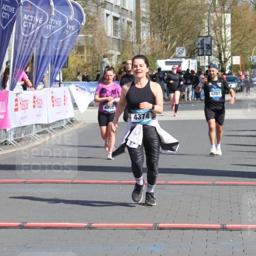 12.04.2026 - 45. Internationalen Wilhelmsburger Insellauf Strokosch-Dieckow http://msf.ph/oto/9468632 12.04.2026 11:21:02 Ziel 4374, 4258, 4257, 5471 meine-sportfotos.de