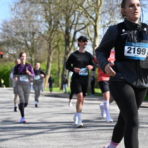 12.04.2026 - 45. Internationalen Wilhelmsburger Insellauf J. Mangold http://msf.ph/oto/9468635 12.04.2026 11:10:33 Ziel 2811, 2346, 3884, 3847, 3832, 2199, 3715, 2585, 4334, 3507, 3913, 2208, 2539, 2513, 2590, 2576, 2320, 5616, 2548 meine-sportfotos.de