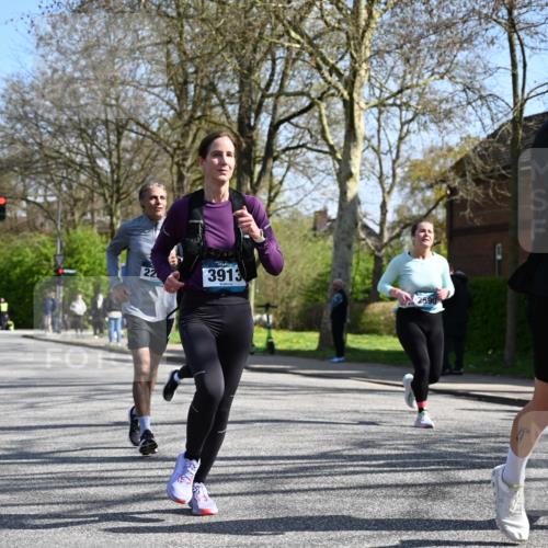 12.04.2026 - 45. Internationalen Wilhelmsburger Insellauf J. Mangold http://msf.ph/oto/9468639 12.04.2026 11:10:35 Ziel 2811, 2346, 3884, 3847, 3832, 2199, 3715, 2585, 4334, 3507, 3913, 2208, 2539, 2513, 2590, 2576, 2320, 5616, 2548, 2673 meine-sportfotos.de