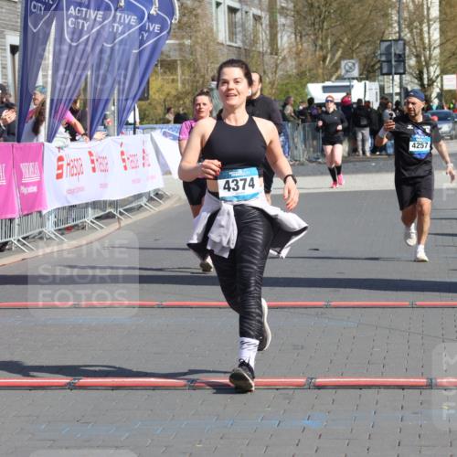 12.04.2026 - 45. Internationalen Wilhelmsburger Insellauf Strokosch-Dieckow http://msf.ph/oto/9468640 12.04.2026 11:21:02 Ziel 4374, 4258, 4257, 5471 meine-sportfotos.de