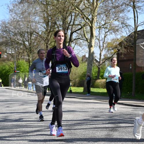 12.04.2026 - 45. Internationalen Wilhelmsburger Insellauf J. Mangold http://msf.ph/oto/9468641 12.04.2026 11:10:35 Ziel 2811, 2346, 3884, 3847, 3832, 2199, 3715, 2585, 4334, 3507, 3913, 2208, 2539, 2513, 2590, 2576, 2320, 5616, 2548, 2673 meine-sportfotos.de