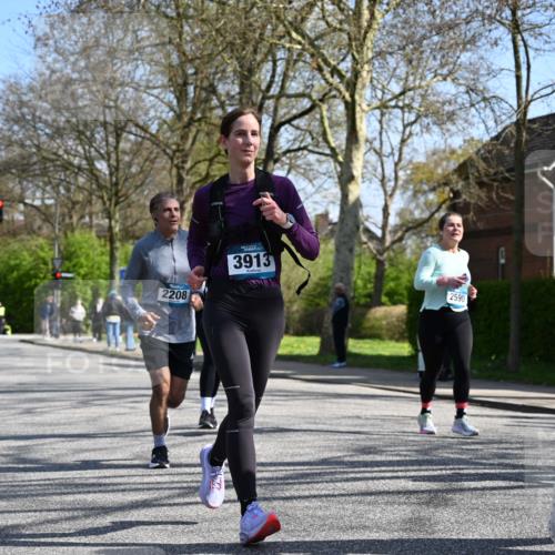 12.04.2026 - 45. Internationalen Wilhelmsburger Insellauf J. Mangold http://msf.ph/oto/9468642 12.04.2026 11:10:35 Ziel 2811, 2346, 3884, 3847, 3832, 2199, 3715, 2585, 4334, 3507, 3913, 2208, 2539, 2513, 2590, 2576, 2320, 5616, 2548, 2673 meine-sportfotos.de