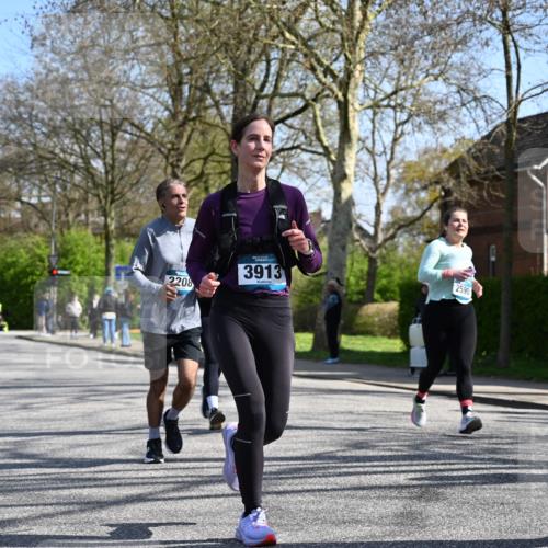12.04.2026 - 45. Internationalen Wilhelmsburger Insellauf J. Mangold http://msf.ph/oto/9468643 12.04.2026 11:10:35 Ziel 2811, 2346, 3884, 3847, 3832, 2199, 3715, 2585, 4334, 3507, 3913, 2208, 2539, 2513, 2590, 2576, 2320, 5616, 2548, 2673 meine-sportfotos.de