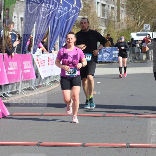 12.04.2026 - 45. Internationalen Wilhelmsburger Insellauf Strokosch-Dieckow http://msf.ph/oto/9468649 12.04.2026 11:21:04 Ziel 4374, 4258, 4257, 5471 meine-sportfotos.de