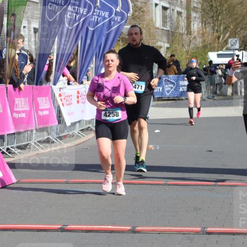 12.04.2026 - 45. Internationalen Wilhelmsburger Insellauf Strokosch-Dieckow http://msf.ph/oto/9468653 12.04.2026 11:21:04 Ziel 4374, 4258, 4257, 5471 meine-sportfotos.de