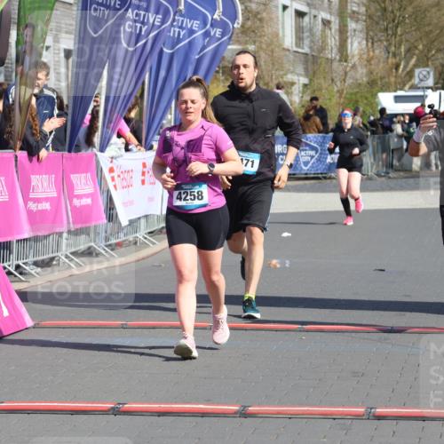 12.04.2026 - 45. Internationalen Wilhelmsburger Insellauf Strokosch-Dieckow http://msf.ph/oto/9468661 12.04.2026 11:21:04 Ziel 4374, 4258, 4257, 5471 meine-sportfotos.de