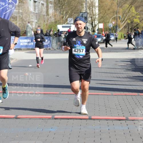 12.04.2026 - 45. Internationalen Wilhelmsburger Insellauf Strokosch-Dieckow http://msf.ph/oto/9468665 12.04.2026 11:21:06 Ziel 4374, 4258, 4257, 5471 meine-sportfotos.de