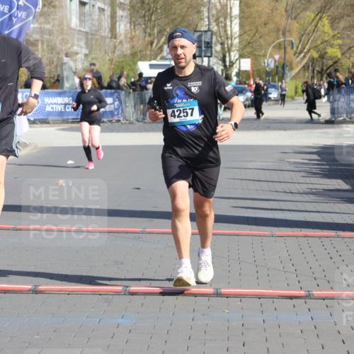 12.04.2026 - 45. Internationalen Wilhelmsburger Insellauf Strokosch-Dieckow http://msf.ph/oto/9468673 12.04.2026 11:21:06 Ziel 4374, 4258, 4257, 5471 meine-sportfotos.de