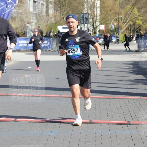 12.04.2026 - 45. Internationalen Wilhelmsburger Insellauf Strokosch-Dieckow http://msf.ph/oto/9468682 12.04.2026 11:21:06 Ziel 4374, 4258, 4257, 5471 meine-sportfotos.de