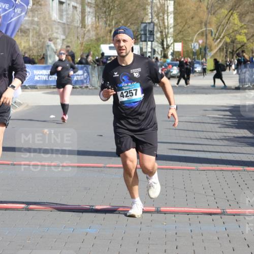 12.04.2026 - 45. Internationalen Wilhelmsburger Insellauf Strokosch-Dieckow http://msf.ph/oto/9468686 12.04.2026 11:21:06 Ziel 4374, 4258, 4257, 5471 meine-sportfotos.de