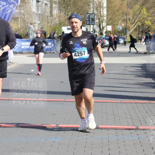 12.04.2026 - 45. Internationalen Wilhelmsburger Insellauf Strokosch-Dieckow http://msf.ph/oto/9468690 12.04.2026 11:21:06 Ziel 4374, 4258, 4257, 5471 meine-sportfotos.de