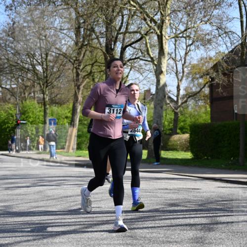 12.04.2026 - 45. Internationalen Wilhelmsburger Insellauf J. Mangold http://msf.ph/oto/9468764 12.04.2026 11:11:35 Ziel 3758, 4252, 4744, 4430, 2644, 3112, 2725, 2770, 3029, 3028, 3751, 4920, 3046, 2817, 2916, 4971, 2489, 3844, 5741 meine-sportfotos.de