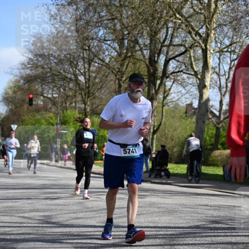 12.04.2026 - 45. Internationalen Wilhelmsburger Insellauf J. Mangold http://msf.ph/oto/9468828 12.04.2026 11:11:59 Ziel 3751, 4920, 3046, 2817, 2916, 4971, 2489, 3844, 5741, 5741, 2668, 2816, 2918, 3589, 2135, 2435, 3517, 2739 meine-sportfotos.de