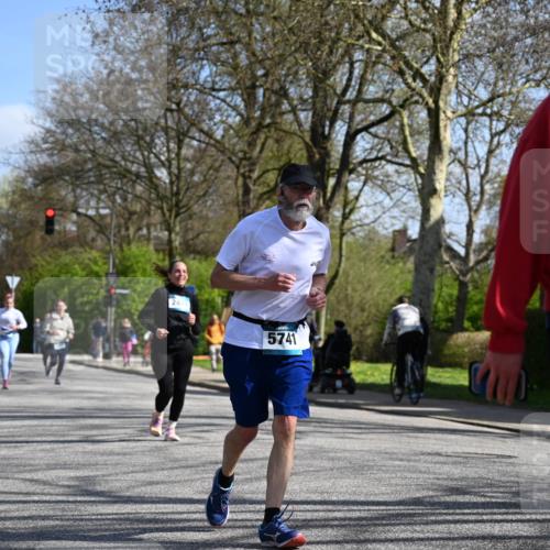 12.04.2026 - 45. Internationalen Wilhelmsburger Insellauf J. Mangold http://msf.ph/oto/9468829 12.04.2026 11:11:59 Ziel 3751, 4920, 3046, 2817, 2916, 4971, 2489, 3844, 5741, 5741, 2668, 2816, 2918, 3589, 2135, 2435, 3517, 2739 meine-sportfotos.de