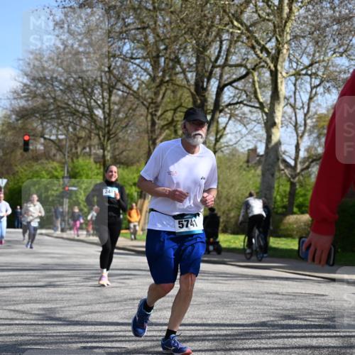 12.04.2026 - 45. Internationalen Wilhelmsburger Insellauf J. Mangold http://msf.ph/oto/9468831 12.04.2026 11:11:59 Ziel 3751, 4920, 3046, 2817, 2916, 4971, 2489, 3844, 5741, 5741, 2668, 2816, 2918, 3589, 2135, 2435, 3517, 2739 meine-sportfotos.de