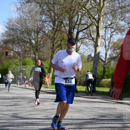 12.04.2026 - 45. Internationalen Wilhelmsburger Insellauf J. Mangold http://msf.ph/oto/9468832 12.04.2026 11:12:00 Ziel 3751, 4920, 3046, 2817, 2916, 4971, 2489, 3844, 5741, 2668, 2668, 2816, 2918, 3589, 2135, 2435, 3517, 2739 meine-sportfotos.de