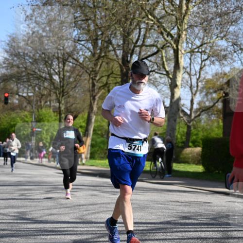 12.04.2026 - 45. Internationalen Wilhelmsburger Insellauf J. Mangold http://msf.ph/oto/9468835 12.04.2026 11:12:00 Ziel 3751, 4920, 3046, 2817, 2916, 4971, 2489, 3844, 5741, 2668, 2668, 2816, 2918, 3589, 2135, 2435, 3517, 2739 meine-sportfotos.de