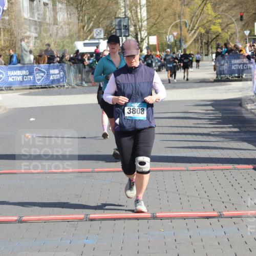 12.04.2026 - 45. Internationalen Wilhelmsburger Insellauf Strokosch-Dieckow http://msf.ph/oto/9468838 12.04.2026 11:21:52 Ziel 3808, 3537, 3205 meine-sportfotos.de