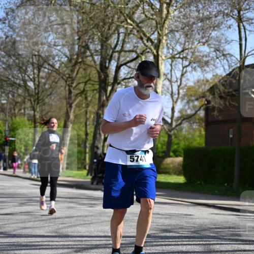 12.04.2026 - 45. Internationalen Wilhelmsburger Insellauf J. Mangold http://msf.ph/oto/9468839 12.04.2026 11:12:00 Ziel 3751, 4920, 3046, 2817, 2916, 4971, 2489, 3844, 5741, 2668, 2668, 2816, 2918, 3589, 2135, 2435, 3517, 2739 meine-sportfotos.de