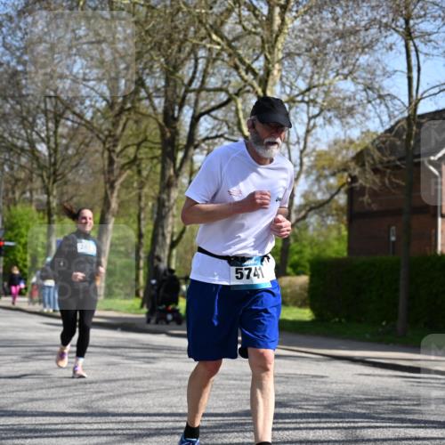 12.04.2026 - 45. Internationalen Wilhelmsburger Insellauf J. Mangold http://msf.ph/oto/9468840 12.04.2026 11:12:00 Ziel 3751, 4920, 3046, 2817, 2916, 4971, 2489, 3844, 5741, 2668, 2668, 2816, 2918, 3589, 2135, 2435, 3517, 2739 meine-sportfotos.de