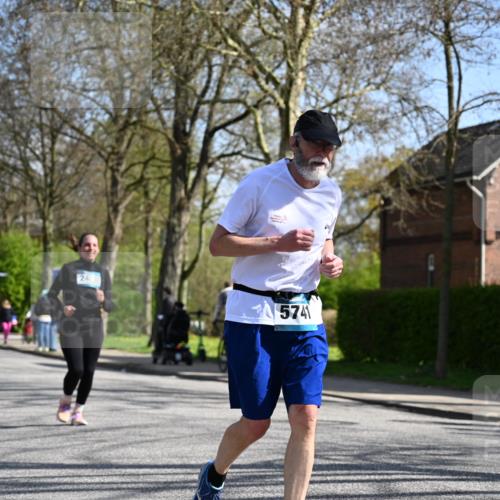 12.04.2026 - 45. Internationalen Wilhelmsburger Insellauf J. Mangold http://msf.ph/oto/9468841 12.04.2026 11:12:00 Ziel 3751, 4920, 3046, 2817, 2916, 4971, 2489, 3844, 5741, 2668, 2668, 2816, 2918, 3589, 2135, 2435, 3517, 2739 meine-sportfotos.de