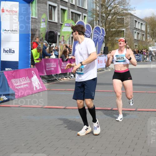 12.04.2026 - 45. Internationalen Wilhelmsburger Insellauf Strokosch-Dieckow http://msf.ph/oto/9468988 12.04.2026 12:49:34 Ziel 4876, 2378, 5625 meine-sportfotos.de