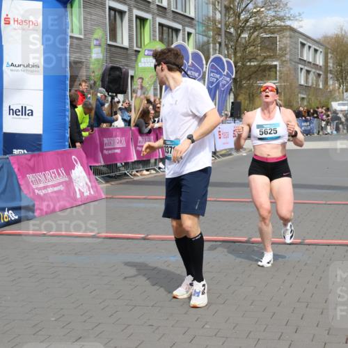 12.04.2026 - 45. Internationalen Wilhelmsburger Insellauf Strokosch-Dieckow http://msf.ph/oto/9468997 12.04.2026 12:49:35 Ziel 2378, 5625 meine-sportfotos.de