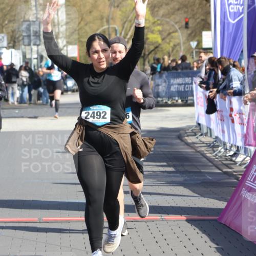 12.04.2026 - 45. Internationalen Wilhelmsburger Insellauf Strokosch-Dieckow http://msf.ph/oto/9469000 12.04.2026 11:22:11 Ziel 2518, 2108, 2492, 2466, 4699 meine-sportfotos.de
