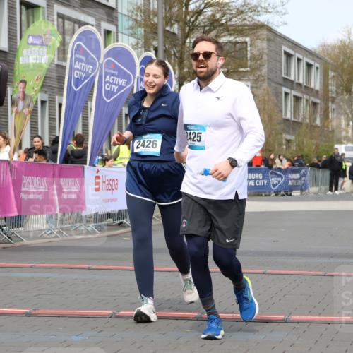 12.04.2026 - 45. Internationalen Wilhelmsburger Insellauf Strokosch-Dieckow http://msf.ph/oto/9469027 12.04.2026 13:43:25 Ziel 2425, 2426 meine-sportfotos.de