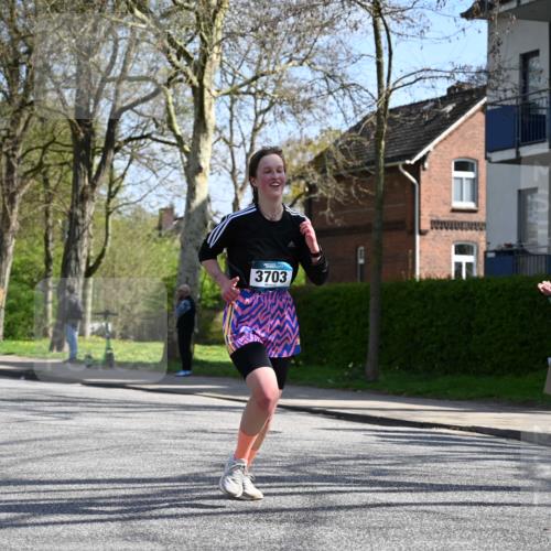 12.04.2026 - 45. Internationalen Wilhelmsburger Insellauf J. Mangold http://msf.ph/oto/9469036 12.04.2026 11:13:05 Ziel 3714, 3703, 3092, 3155, 2527, 2526 meine-sportfotos.de
