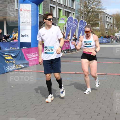12.04.2026 - 45. Internationalen Wilhelmsburger Insellauf Strokosch-Dieckow http://msf.ph/oto/9469037 12.04.2026 12:49:35 Ziel 2378, 5625 meine-sportfotos.de