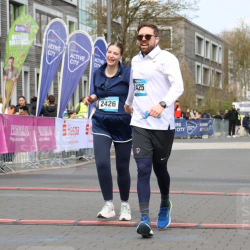 12.04.2026 - 45. Internationalen Wilhelmsburger Insellauf Strokosch-Dieckow http://msf.ph/oto/9469048 12.04.2026 13:43:25 Ziel 2425, 2426 meine-sportfotos.de