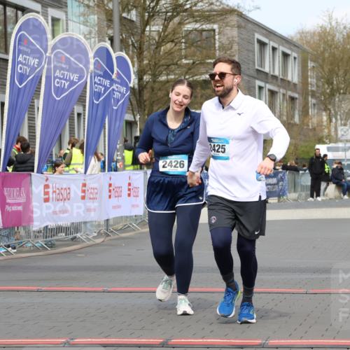 12.04.2026 - 45. Internationalen Wilhelmsburger Insellauf Strokosch-Dieckow http://msf.ph/oto/9469058 12.04.2026 13:43:24 Ziel 2425, 2426 meine-sportfotos.de