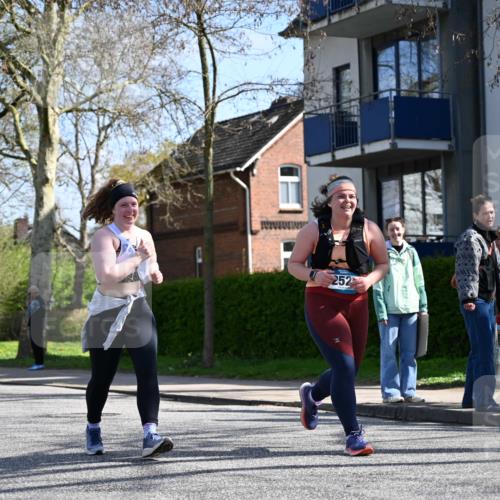 12.04.2026 - 45. Internationalen Wilhelmsburger Insellauf J. Mangold http://msf.ph/oto/9469066 12.04.2026 11:13:36 Ziel 2527, 2526, 2726, 2410, 3330, 2486, 3202, 4548, 2404 meine-sportfotos.de