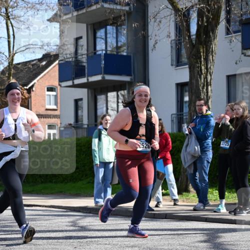12.04.2026 - 45. Internationalen Wilhelmsburger Insellauf J. Mangold http://msf.ph/oto/9469074 12.04.2026 11:13:36 Ziel 2527, 2526, 2726, 2410, 3330, 2486, 3202, 4548, 2404 meine-sportfotos.de