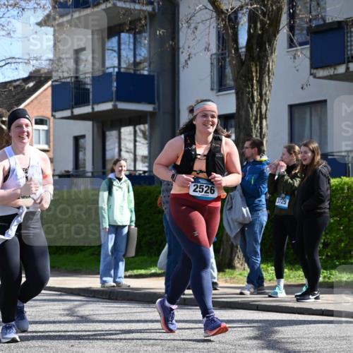 12.04.2026 - 45. Internationalen Wilhelmsburger Insellauf J. Mangold http://msf.ph/oto/9469076 12.04.2026 11:13:36 Ziel 2527, 2526, 2726, 2410, 3330, 2486, 3202, 4548, 2404 meine-sportfotos.de