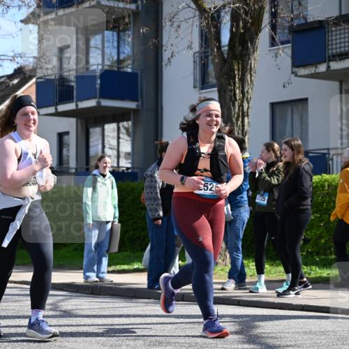 12.04.2026 - 45. Internationalen Wilhelmsburger Insellauf J. Mangold http://msf.ph/oto/9469078 12.04.2026 11:13:36 Ziel 2527, 2526, 2726, 2410, 3330, 2486, 3202, 4548, 2404 meine-sportfotos.de