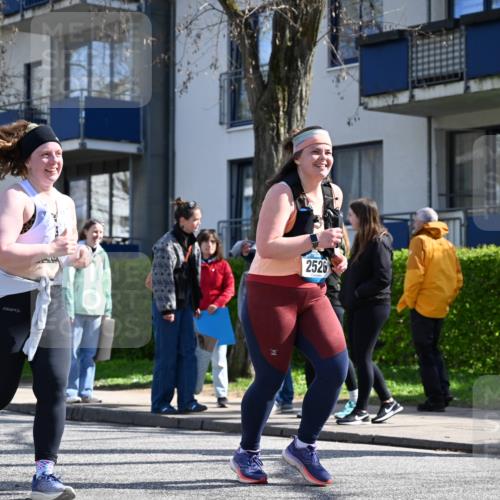 12.04.2026 - 45. Internationalen Wilhelmsburger Insellauf J. Mangold http://msf.ph/oto/9469080 12.04.2026 11:13:36 Ziel 2527, 2526, 2726, 2410, 3330, 2486, 3202, 4548, 2404 meine-sportfotos.de