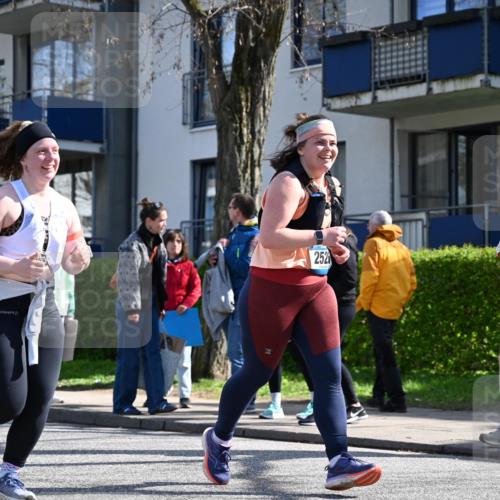 12.04.2026 - 45. Internationalen Wilhelmsburger Insellauf J. Mangold http://msf.ph/oto/9469081 12.04.2026 11:13:36 Ziel 2527, 2526, 2726, 2410, 3330, 2486, 3202, 4548, 2404 meine-sportfotos.de