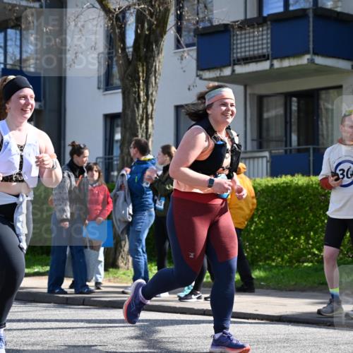 12.04.2026 - 45. Internationalen Wilhelmsburger Insellauf J. Mangold http://msf.ph/oto/9469082 12.04.2026 11:13:37 Ziel 2527, 2526, 2726, 2410, 3330, 2486, 3202, 4548, 2404 meine-sportfotos.de
