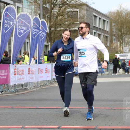 12.04.2026 - 45. Internationalen Wilhelmsburger Insellauf Strokosch-Dieckow http://msf.ph/oto/9469084 12.04.2026 13:43:24 Ziel 2425, 2426 meine-sportfotos.de