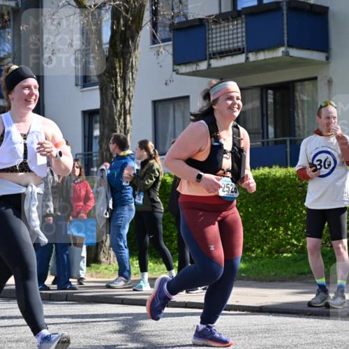 12.04.2026 - 45. Internationalen Wilhelmsburger Insellauf J. Mangold http://msf.ph/oto/9469085 12.04.2026 11:13:37 Ziel 2527, 2526, 2726, 2410, 3330, 2486, 3202, 4548, 2404 meine-sportfotos.de