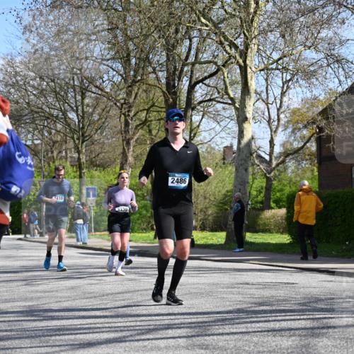 12.04.2026 - 45. Internationalen Wilhelmsburger Insellauf J. Mangold http://msf.ph/oto/9469090 12.04.2026 11:13:46 Ziel 2527, 2526, 2726, 2410, 3330, 2486, 3202, 4548, 2404, 4982 meine-sportfotos.de
