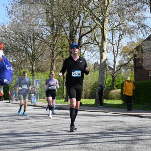 12.04.2026 - 45. Internationalen Wilhelmsburger Insellauf J. Mangold http://msf.ph/oto/9469093 12.04.2026 11:13:46 Ziel 2527, 2526, 2726, 2410, 3330, 2486, 3202, 4548, 2404, 4982 meine-sportfotos.de