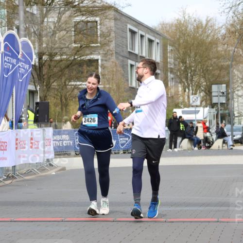 12.04.2026 - 45. Internationalen Wilhelmsburger Insellauf Strokosch-Dieckow http://msf.ph/oto/9469094 12.04.2026 13:43:22 Ziel 2425, 2426 meine-sportfotos.de
